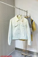 l905 Lv路易威登 新款渐变色马赛克牛仔 Damier 提花织纹呈现淡雅渐变，吹拂清新夏日气息。正绒面革 Damier 标签栖身背后，珠光金属纽扣彰显丹迪风