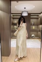 连衣裙 度假风扎染亚麻混纺挂脖V领连衣裙 挂脖款式 如丝带轻绕颈间 优雅展露迷人肩背线条 复古印花似时光绘卷 斑斓色块与精致纹样交织 满溢浓郁异域格调 裙摆层叠