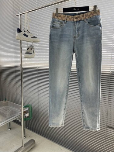 Gucc 牛仔宝藏裤 复古的水洗浅蓝牛仔色 满满怀旧氛围 标志性的双G花纹面料拼接 还有独特的皮质标牌 经典元素巧妙融合 一眼就很吸睛 裤脚卷起的细节 增添了几