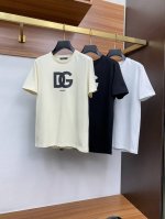 p240 Dg 2025Ss春夏新品圆领短袖T恤 ，采用丝光棉面料，布料经过洗水处理，手感更柔软，堪称完美，质感非常强，顶级经典图案点缀标志性品牌标识，彰显品牌