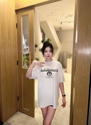 lulu 2025官网新款字母印花双层重工短袖T桖 字母图案不管是T桖还是卫衣都是每年的爆款单品 前幅大面积印花采用大康丽数码印花机直喷 成本极高 经过多次的调