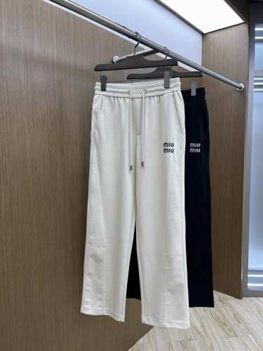 高端货品 Miu 2540春夏新款休闲裤！官网同步发售。品牌经典Logo休闲裤 ，定制面料，舒适度极好，手触感强烈。辨识度极高，Fdh完美品相工艺 颜色：黑色
