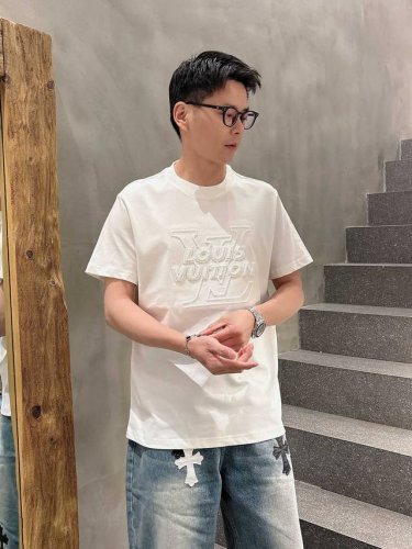 Lv 高定面料 玉蚕丝般的丝滑 2025春夏新品上市时尚经典圆领短袖时尚单品设计，更加时尚舒适，高标准定制，上身非常有型，全新刺绣工艺 客供辅料，客供进口高档面
