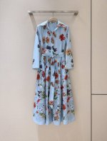 Cara Car*A新品连衣裙推荐 浅天蓝色连衣裙，满印缤纷花卉。 翻领七分袖与腰带设计，2侧设有口袋，纯棉质地舒适透气，且搭配同色系宽腰带勾勒纤细腰肢。裙摆斑