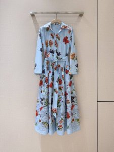 Cara Car*A新品连衣裙推荐 浅天蓝色连衣裙，满印缤纷花卉。 翻领七分袖与腰带设计，2侧设有口袋，纯棉质地舒适透气，且搭配同色系宽腰带勾勒纤细腰肢。裙摆斑