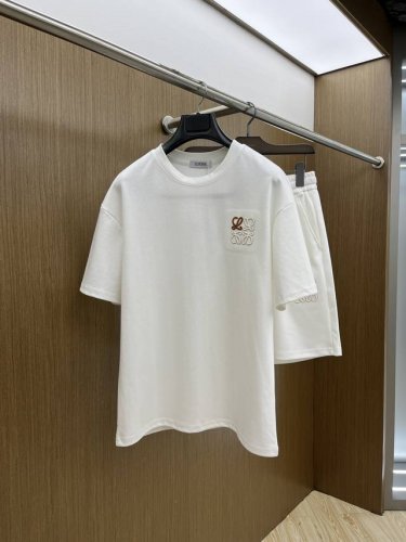 超级爆款 套 Loe 高端定制 2025春夏新款首发专柜最新款短袖短裤休闲套装 高端订制 设计前卫时尚！品牌Logo重工艺设计 高端定制纯棉面料.手感柔软.穿着