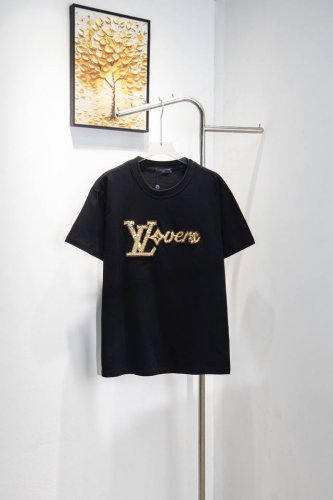 款号：Y148 Louis Vuitton 路易威登珠片彩色字母串珠刺绣亮片圆领短袖 重工刺绣亮片区别市场通货 料采用 %进口棉！高密度进口270克重面料 高温
