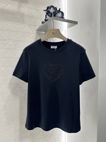 chane*2025新品上架 刺绣订珠山茶花 定制Yb丝光全棉材质 透气舒适 质感十足 常规短袖T恤裁剪 凸显品牌格调 采用克重纯棉制成 略带有弹力 呈现显瘦视