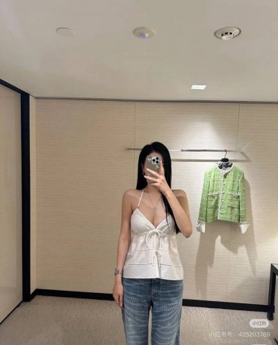Ch*25春夏蝴蝶结小吊带New定制进口丝绵材质舒适细腻，深V胸衣式领口搭配蝴蝶结开襟点缀可爱中透露性感，配上通体细格纹双C暗纹提花 还原工艺镂空拼接，细节自带