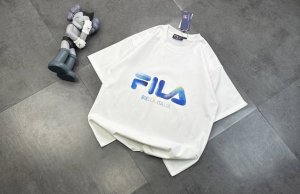 100包邮 潮牌Fila斐乐胸前官网同款同步短袖！胸前Logo点缀胸前，简约又不失时尚感，一眼就狠狠拿捏住了！正肩版型对各种身材都很友好，穿起来整个人显得挺拔又