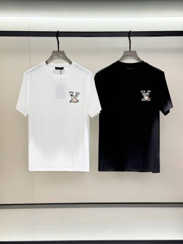 Louis Vuitton 路易威登，2025夏季最新款，专柜同步有售，原单狠货，时尚休闲圆领短袖T恤，上身很有特点！吸睛而有亮点，进口原版面料，顶级刺绣工艺字