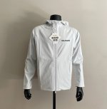 300 Salomon 萨洛蒙户外休闲轻量化冲锋衣 萨洛蒙已经成为触动当代户外人神经的两个热词。 在被称作“中产三宝”、“入沪签证必备”后，Salomon的走红