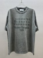 Madison Margiela马吉拉 新款圆领短袖T恤 日历字母立体硅胶工艺 面料定制定染 280克 100%纯棉 洗水渐变 炒雪花 经典圆领设计