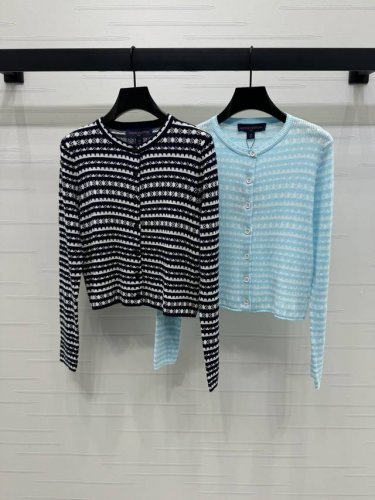 上新原单高端品质Louis Vui*Ton 2025春夏最新系列 条纹圆领针织开衫 定制羊毛纱线织造 质感高级舒适 圆领针织长袖开衫剪裁 两袖和衣摆装点波浪花边