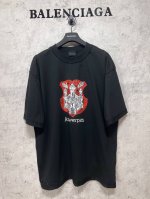 balenciaga巴黎世家 洗水城堡印花短袖 面料颜色官方同步 采用纺纱做高密度平纹工艺 洗后克重260克 手感细腻柔软 烧毛除尘工艺 同缸染十字拉架罗纹 保