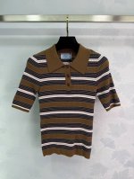 pra*25Ss春夏新款条纹 polo针织衫 经典条纹 polo领，时尚短袖设计。面料细致，穿着舒适，显瘦效果佳。百搭风格。1色3码Sml T226B