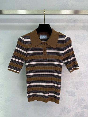 pra*25Ss春夏新款条纹 polo针织衫 经典条纹 polo领，时尚短袖设计。面料细致，穿着舒适，显瘦效果佳。百搭风格。1色3码Sml T226B