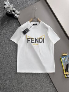 Fendi 芬迪 2025新款 重工刺绣老佛爷字母Logo 男女同款 短袖T恤 定制260克 ％双纱纯棉面料 定染32支双股螺纹 领标吊牌主唛三标齐全 颜色：白