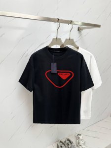 prada 2025春夏新款男士圆领短袖T恤 专柜同步售卖，高端品质 高版本 经典字母Logo设计 定制进口100%纯棉面料 手感柔软细腻 穿着亲肤舒适又透气，