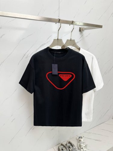 prada 2025春夏新款男士圆领短袖T恤 专柜同步售卖，高端品质 高版本 经典字母Logo设计 定制进口100%纯棉面料 手感柔软细腻 穿着亲肤舒适又透气，