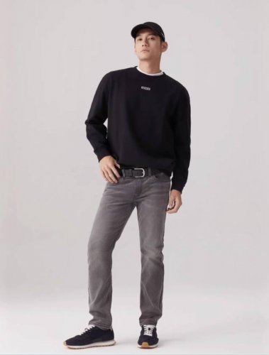 上新 ,李维斯新款烟灰色502男士牛仔裤百搭长裤,最新一季男士修身生牛仔长裤，每个男生必备一条的时尚牛仔裤装，拥有经典百搭属性，而且特别彰显品位与风格，深色耐脏