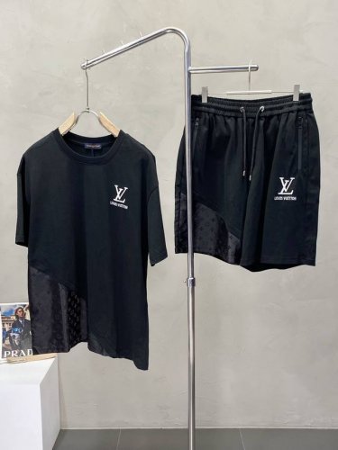 louis Vuitton路易威登独家专供春夏新款专柜同款套装，透气舒适休闲！高级感满满！细节精致高档，做工无可挑剔！原版高端面料很显高级！面料柔软细腻舒适 吸