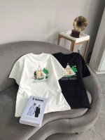 可隆插画师Evergreen露营风 可隆全新男女同款T恤，以**230G重磅纯棉**为基底，融合**3D立体印花工艺**，环保的理念打破基础款单调印象！精准贴合