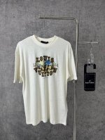 P230 Louis Vuitton 路易威登2025夏季秀款铆钉字母Logo圆领短袖T恤 原版面料！！！ 本款棉麻混纺 T 恤为前后品牌标识注入复古西部格调，
