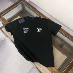 Lv 最新情侣款纯棉T恤！客供定制棉质面料，面料柔软舒适，全新设计灵感，极具时尚代表性！顶级品牌Logo印花工艺，独特设计～手感舒适透气！极为时尚耐看有腔调，上