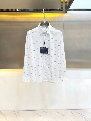 春夏爆款 普拉达 高端品质. 2025专柜最新爆款衬衫出货 巴黎专柜同步发售 精选意大利进口定制精棉衬衣面料搭配最新款 胸前的精致品牌刺绣设计和背后的品牌英文时