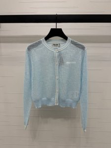 上新原单高端品质 Miumi*2025春夏最新系列 镂空针织开衫 定制丝毛纱线织造 质感冰爽透气 针织开衫剪裁 通体利用镂空钩针肌理交织 凸显穿搭高级感 领口袖