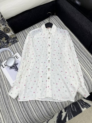 爆款现货 原单品质 Chan* 25中古系列彩色印花衬衫 设计高级又时髦 1:1订制重工面辅料 增添时尚格调 纯欲系搭配和谐 百搭王炸款 做工品质看细节 高版本