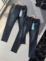 Off Ow箭头斑马线水洗做旧直筒百搭弹力牛仔裤White长裤修身！ 官网在售2500+，早春新款水洗丹宁赤耳牛仔裤，贸易公司渠道稀出，每个男生必备一条的时尚牛