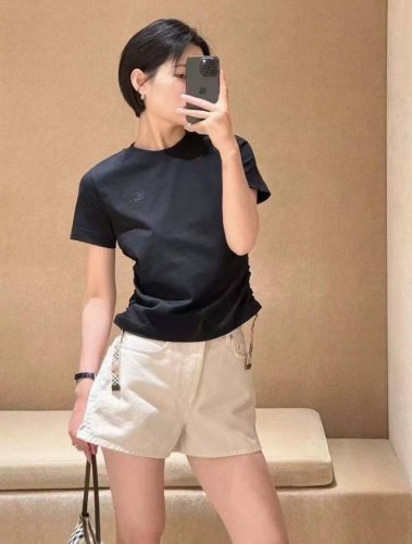 burb*Rry 25Ss春夏新品 收腰抽绳格纹装饰棉质圆领短袖T恤丨独家Yb开发！高版出品！低调日常又不失时髦感格纹装饰褶皱收腰，非常贴合今年的流行趋势Ins