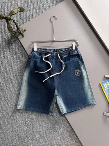 Lv2025夏季新品牛仔裤牛仔短裤，采用进口客供日本Denim平纹棉质牛仔面料梭织生产，三标齐全，顶尖的石磨水洗工艺让质感达到80年代的老味，柔软细腻舒适透气，