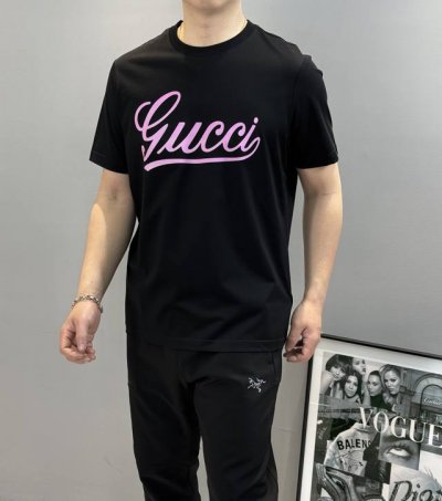 230 gucc*25S春夏纯色圆领短袖.男女同款！！采用190G丝光棉面料.胸口品牌字母撞粉色搭配.唐文烫画设计.超级好看的.三标齐.全品相多色推送！！！颜色