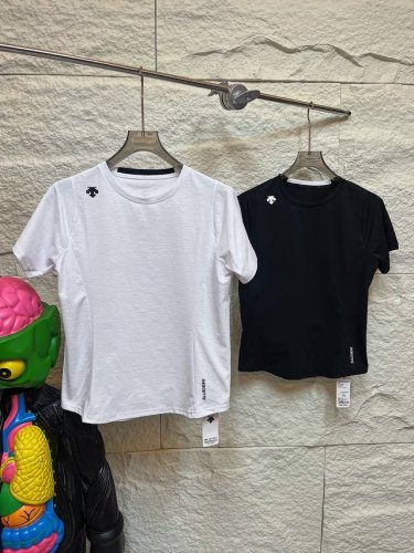 迪桑特夏季经典款丝光棉小标女速干T恤。Desc！Ente 迪Sang特 女款圆领速干短袖T恤！ 最新科技速干面料！排汗强 弹性大，速干效果非常好，舒适、光滑、亲