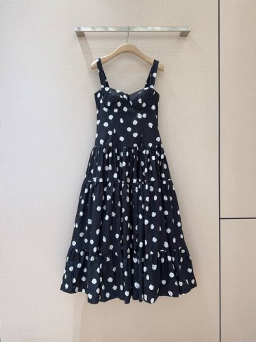 Dolce&Gabbana新品推荐 一袭黑底白点波点吊带裙，定制纯棉面料柔软打造、后背拉链橡筋设计、胸型设有鱼骨定型、整体风格甜美又不失优雅，适合日常随意穿搭