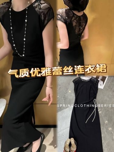 连衣裙 气质优雅镂空蕾丝露背连衣裙 腰部褶皱设计凹凸有致，描摹身形窈窕灵动，运用立裁解构手法打磨前身比例及形状，平整服帖领口小露肤打破黑色肃穆感，背后的蕾丝设计