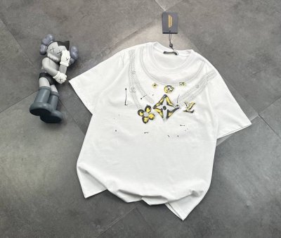 潮牌 路易威登直喷吊坠设计情侣款短袖T恤！ 240G双纱潮牌专用棉，纹理清晰，质感满满，同缸定染1×1无色差精密纯棉螺纹，层搭叠穿，自留好货，强烈推荐~所有的