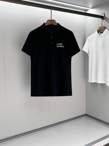 l V 小刺绣 2025夏季男士新款翻领短袖Polo衫，定制面料 透气舒适度高，细节无可挑剔，品牌元素设计理念，体现高品质。手感细腻柔软！呈现休闲裁剪，上身版型