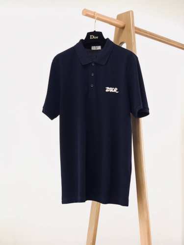 Dior Homme 迪奥 桀傲 2025Ss春夏新品 Cd刺绣起脚珠地翻领短T。非常规面料裁剪缝制 , 像毛衣一样横机提花织造！胸前精工密针刺绣标识，辨识度极