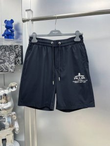 pra 普拉达 2025春夏新款薄款印花字母Logo经典休闲短裤 Ff 专柜热销款 身穿着非常舒适 低调不失奢华 穿出去非常有档次 裤型款式和裁剪亦无需多言 上