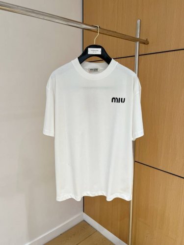 Miumiu 25Ss春夏新款首发专柜最新款短袖圆领T恤 高端订制 设计前卫时尚！品牌Logo重工艺设计 高端定制230克面料.手感柔软.穿着舒适.专柜级别精致