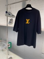 驴牌 25春夏新品宽松版型短袖T恤，采用定制260高克重棉面料，非常有质感，胸口重工立体胶印印花。袖口下摆均做旧磨破，紧跟时尚潮流。 Oversize 版本 颜
