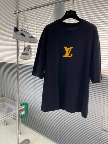 驴牌 25春夏新品宽松版型短袖T恤，采用定制260高克重棉面料，非常有质感，胸口重工立体胶印印花。袖口下摆均做旧磨破，紧跟时尚潮流。 Oversize 版本 颜
