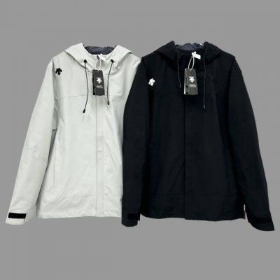 Descente迪桑特压胶透气防风防泼水冲锋衣外套 男女情侣款做工精细。走线工整，质量没得说，全部实拍图细节满满。品质很在线，性价比高， 防水外壳皆可单穿或组合