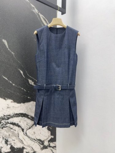 miu 25Ss 春夏新品系腰带牛仔无袖连衣裙 胸前绣花设计简约而不失设计感 复古蓝色洗水牛仔棉手感软糯贴身舒适 搭配腰带收腰版型上身效果很完美 动感活力气质减