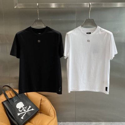 芬家 Fendit恤 经典又百搭，胸前精致小巧的品牌标志，低调中透露着奢华与高级感 面料亲肤柔软，质感上乘，穿着特别舒适。M-3Xl 隔天