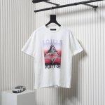 louis Vuitton 路易威登 25Ss 雪山印花短袖本款 T 恤取材棉质针织，以大号 Monogram 花卉、粗犷路易威登标识和缤纷条纹共筑高山主题印花